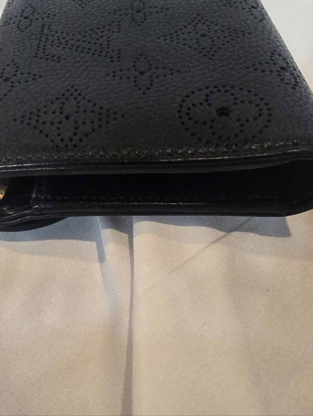 AUTHENTIC Louis Vuitton Long Wallet – Classic Flap & Clasp – Amelia Mahina-black - Picture 4 of 11